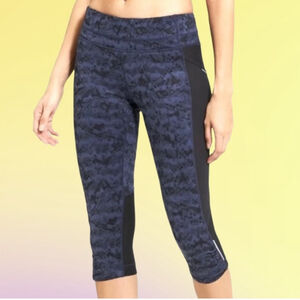 NWOT Athleta Capris Leggings Women Size M Blue Black Camo Print
